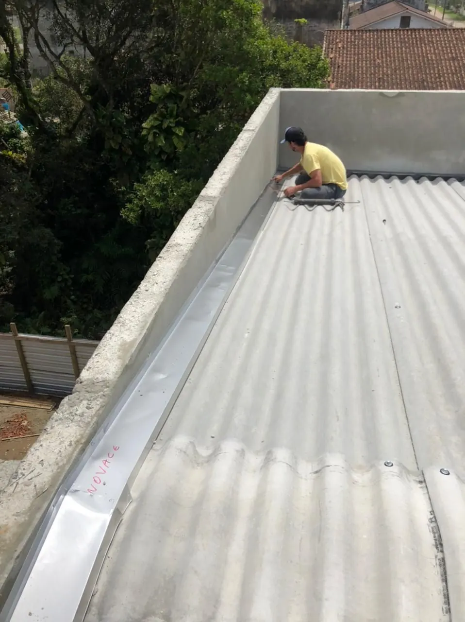Manutenção de calha em telhado