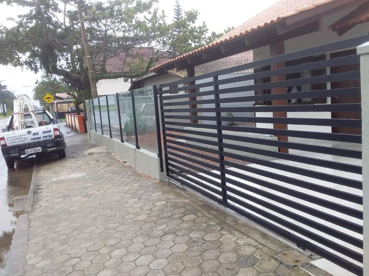 Portão moderno instalado em fachada residencial